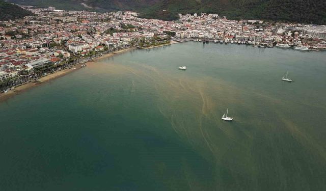 Çamur rengine bürünen deniz havadan görüntülendi