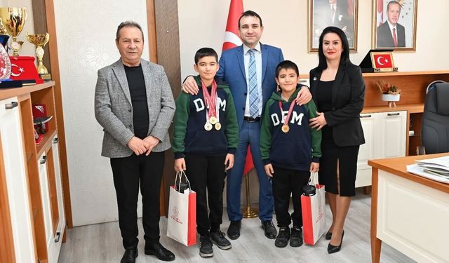 Paralimpik Yüzme Yarışı'nda il birincisi oldular