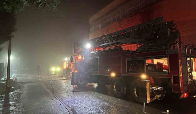 Poşet fabrikasında çıkan yangın söndürüldü