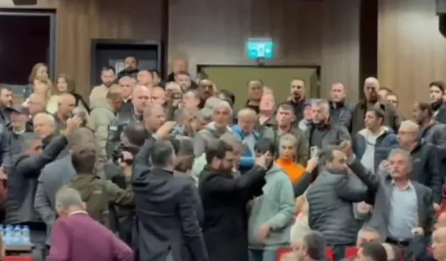 Belediye meclisinde halk AKP’li başkanı protesto etti