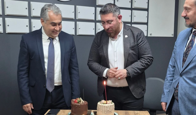 Rektör Kent'ten Başkan Özmen'e doğum günü sürprizi