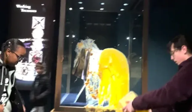 İngiliz tacına muhallebi fırlattılar