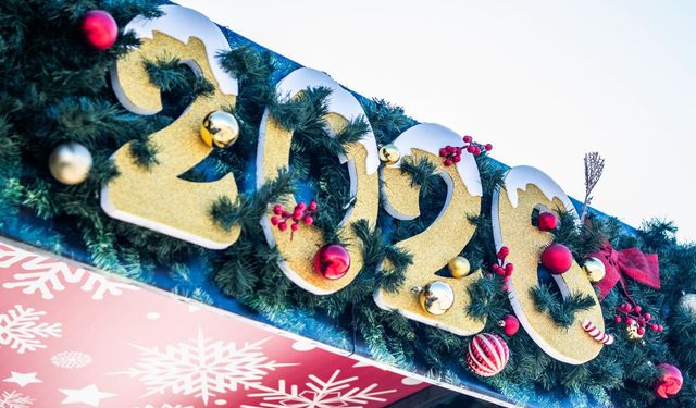 Kuşadası'nda rengarenk görünümlü yılbaşı pazarı