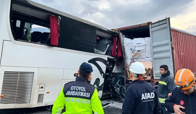 Son dakika... Yolcu otobüsü, otoyolda TIR'a çarptı; 7 ölü