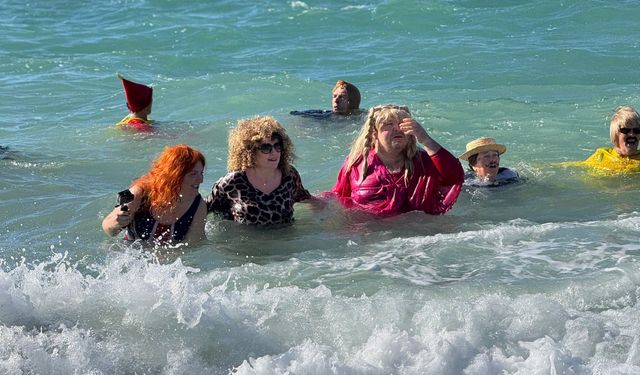 Soğuk havaya aldırmadılar, çocuk ve hayvanlar için denize girdiler