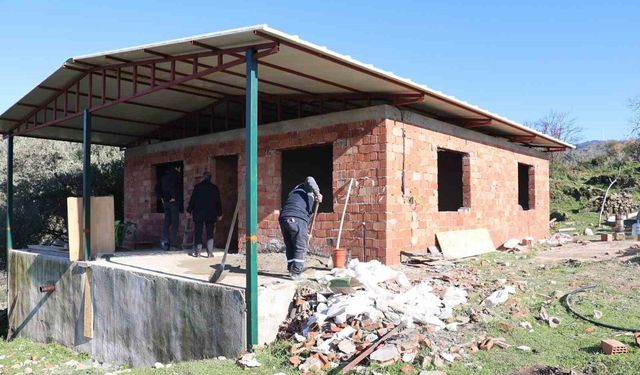 Başkan Arıcı talimatıyla, yangında zarar gören ev onarılıyor