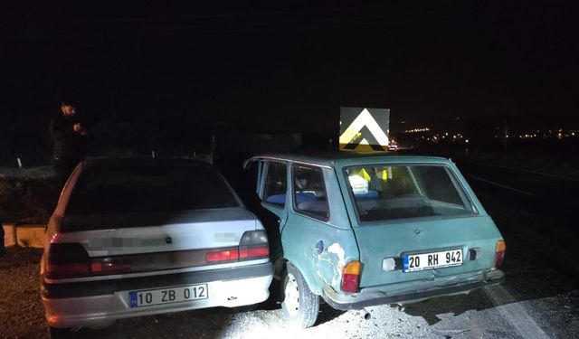 İki otomobil çarpıştı; 3 yaralı