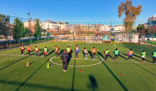 Didim Belediyesi Futbol Okulu gençleri sporla buluşturuyor