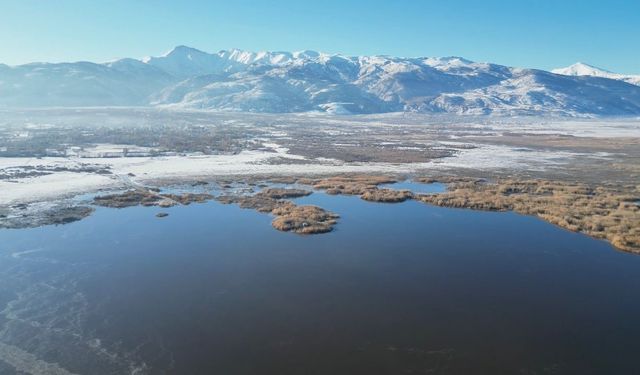 Eber Gölü soğuk hava nedeniyle dondu