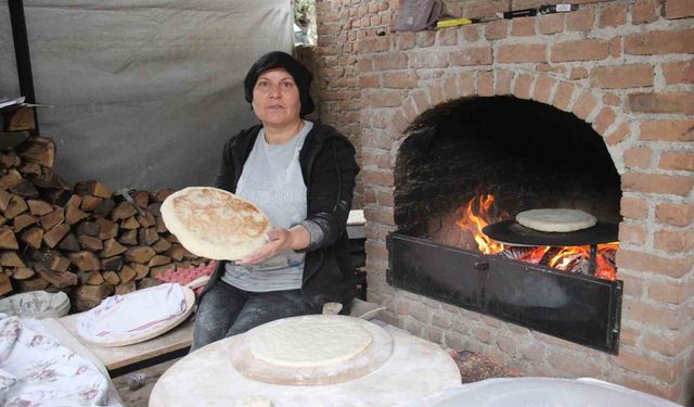Elinin hamuru ile ekmeğin kazanıyor