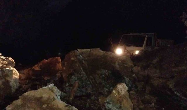 Dev kayalar orman yolunu kapattı