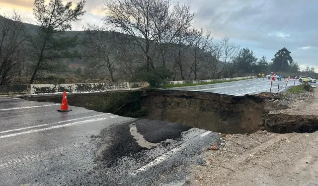 Yağış sonucu yol çöktü