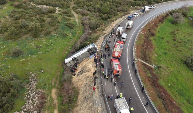 Antalya'da yolcu otobüsü devrildi: Ölü ve yaralılar var