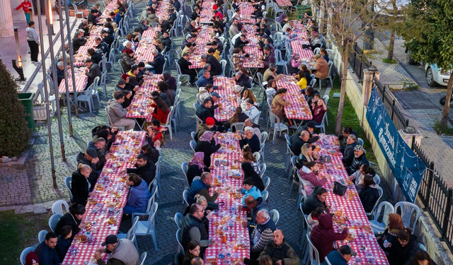 Binlerce kişi Kuşadası Belediyesi’nin İftar Sofrasında Buluştu
