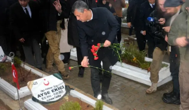 Özgür Özel depremde ölenlerin mezarını ziyaret etti