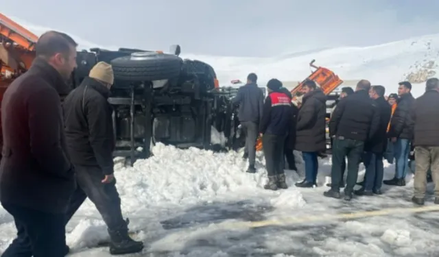 Tendürek Geçidi'nde kar küreme aracı devrildi
