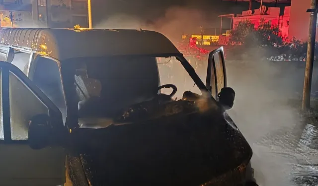 Seyir halindeki minibüsü alevler sardı