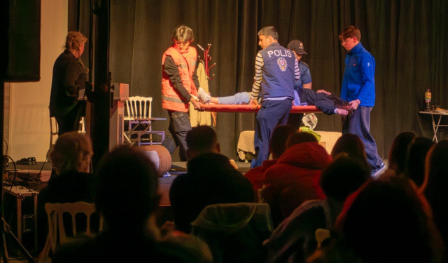 Kuşadası Tiyatro Günleri Başladı