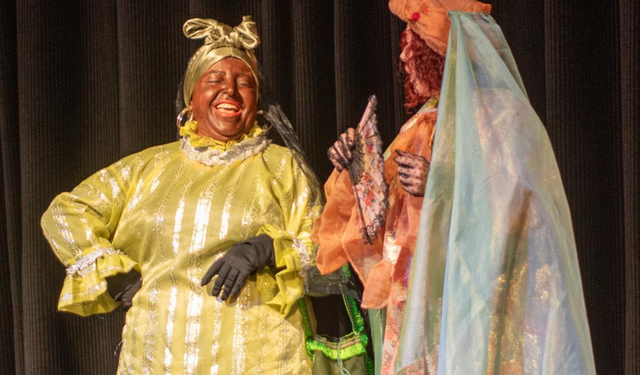 Kuşadası Tiyatro Günleri’nde kahkaha dolu gece