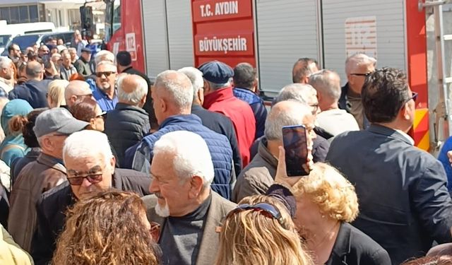 Kuşadası Belediyesi önünde gergin anlar