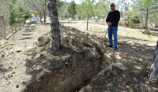 Kendi mezarını hazırlıyor