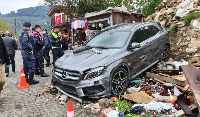 Şirince’de Kontrolden Çıkan Araç Tezgâha Uçtu