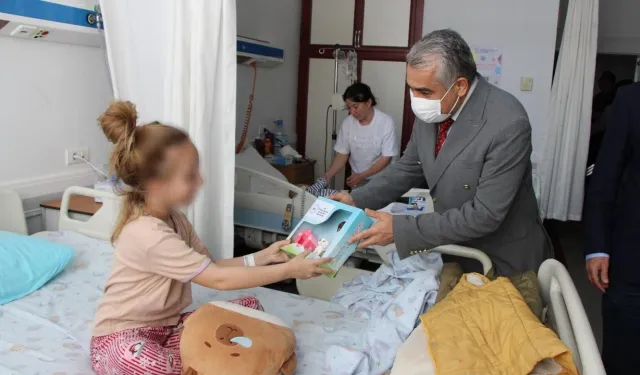Rektör Kent’ten Minik Hastalara Bayram Ziyareti