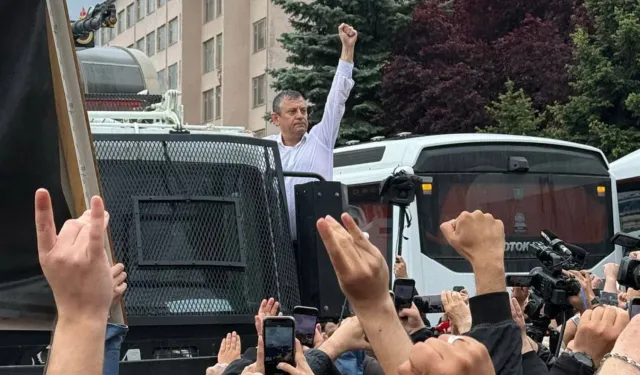 Özel TOMA'ya Çıkıp Halkı Selamladı