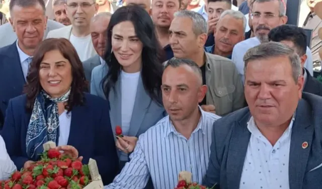 Çerçioğlu’na Çilek Üreticilerinden Bayram Hediyesi
