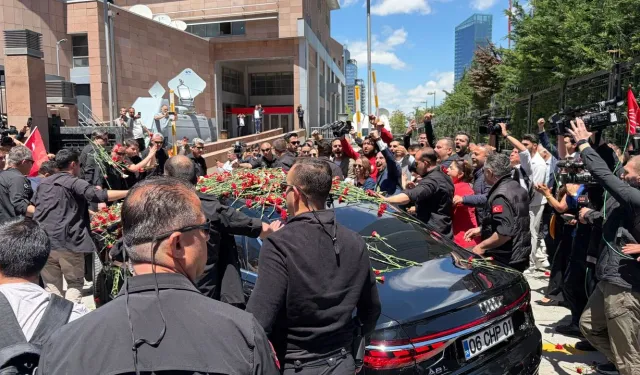 Kılıçdaroğlu Karanfillerle Karşılandı