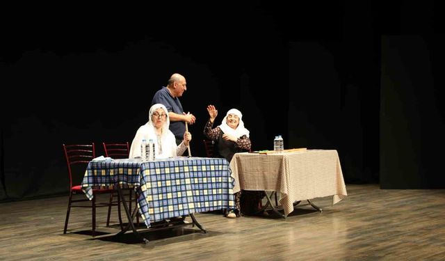 Aydın'da 'Lokanta' oyununa tiyatroseverlerden tam not