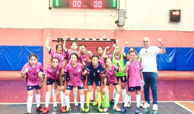 Ortaokulu öğrencilerinden futsalda derece