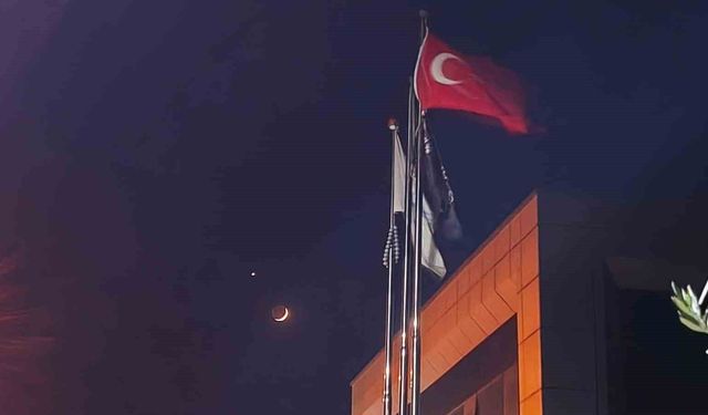 Efeler’de gökyüzünden ay-yıldızlı kare