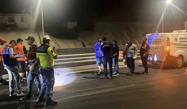 Gece yarısı bariyerlere çarparak can verdi