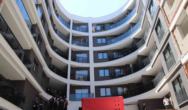 İnşaatın tepesine çıktı, Vali Varol'la konuşup ikna oldu