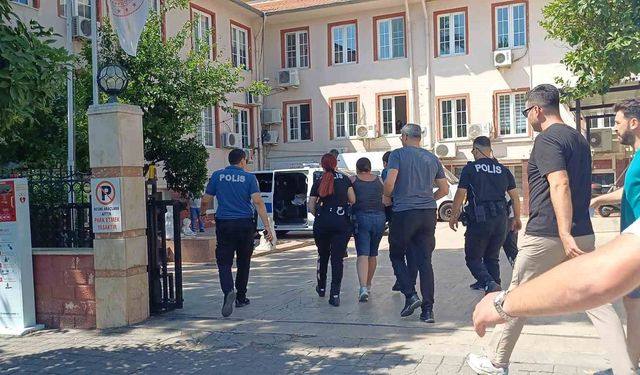 Polise kimliğini vermedi, ortalığı birbirine kattı