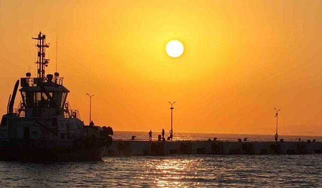 Kuşadası’nda gün batımı hayran bırakıyor