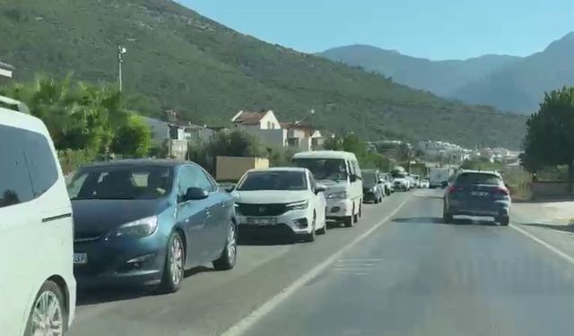 Kuşadası'nda milli park dönüşü trafik kilitlendi