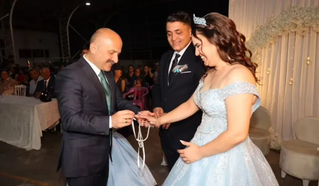 Vali Varol şehit ailesinin sevincine ortak oldu