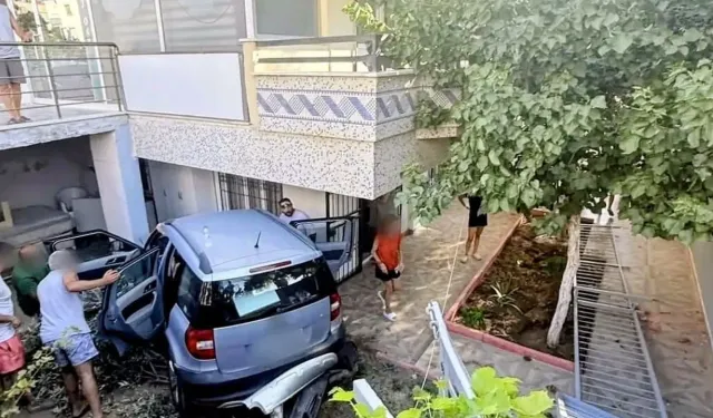 Otomobil bahçeye uçtu