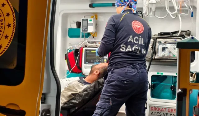 Motosiklet otomobilin altına girdi