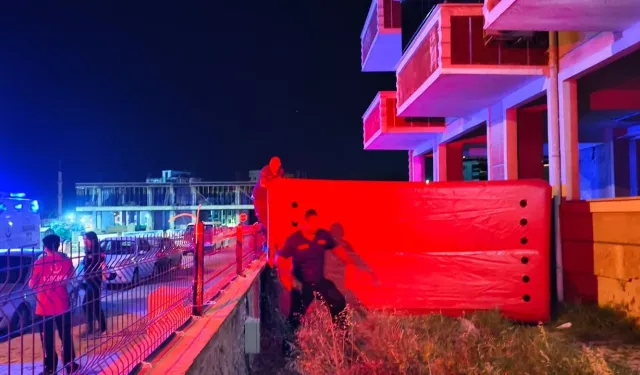 Balkona çıkan genç canına kıymak istedi