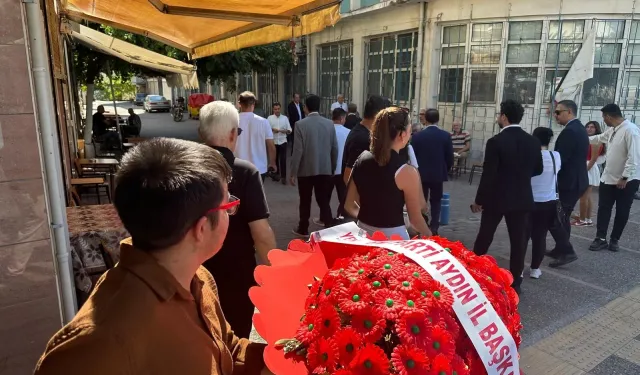 Yeni Parti, çelengini yanında götürdü
