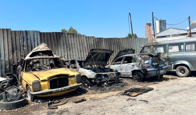Alevler kısa sürede yayıldı 4 araç küle döndü