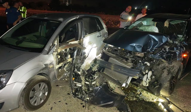 Gece yarısı park halindeki otomobile çarptı