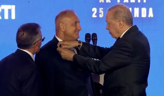 Aydın Milletvekili Karakaş'a Rozeti Erdoğan taktı