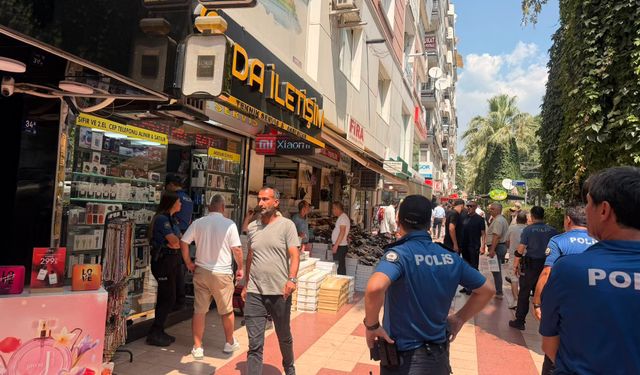Aydın Bulvarında Gün Ortasında Dehşet: Telefoncuya Silahlı Saldırı, 1 Ağır Yaralı!