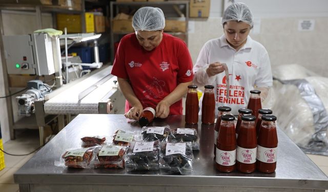 Efeler'de kadın emeğiyle kışlık hazırlığı başladı