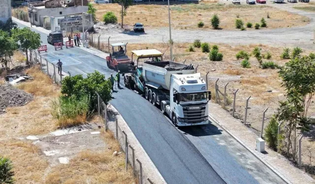 Efeler’de sıcak asfalt mesaisi sürüyor