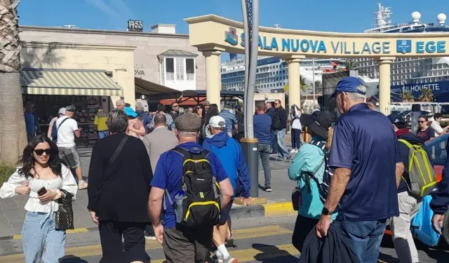 Kuşadası’na dev kruvaziyerlerle 8 bin 200 yolcu